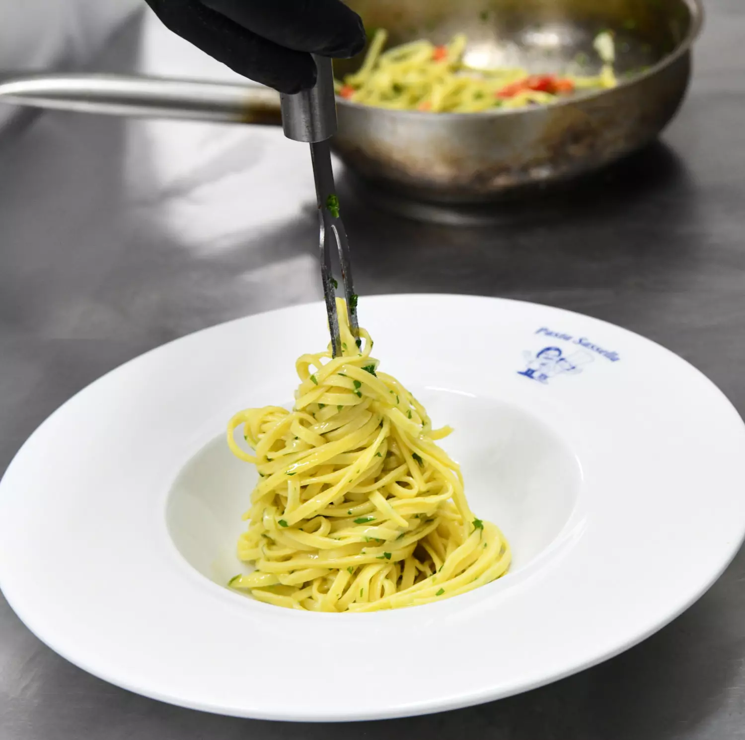 Pasta, gedreht auf einen weißen Pasta Sassella Teller serviert.